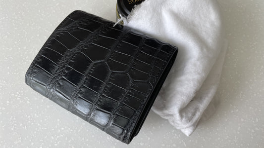 実際にクロコダイル革を水で濡らしてみた!水シミの対処法も伝授