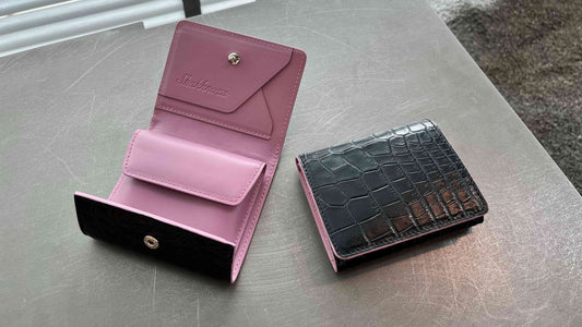 クロコダイル革|折れない三つ折り財布|黒/紅藤|Shakhnoza