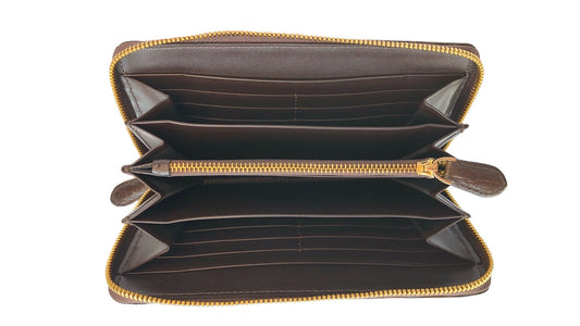 マット加工ブラウンのクロコダイル革ラウンドファスナー長財布の収納