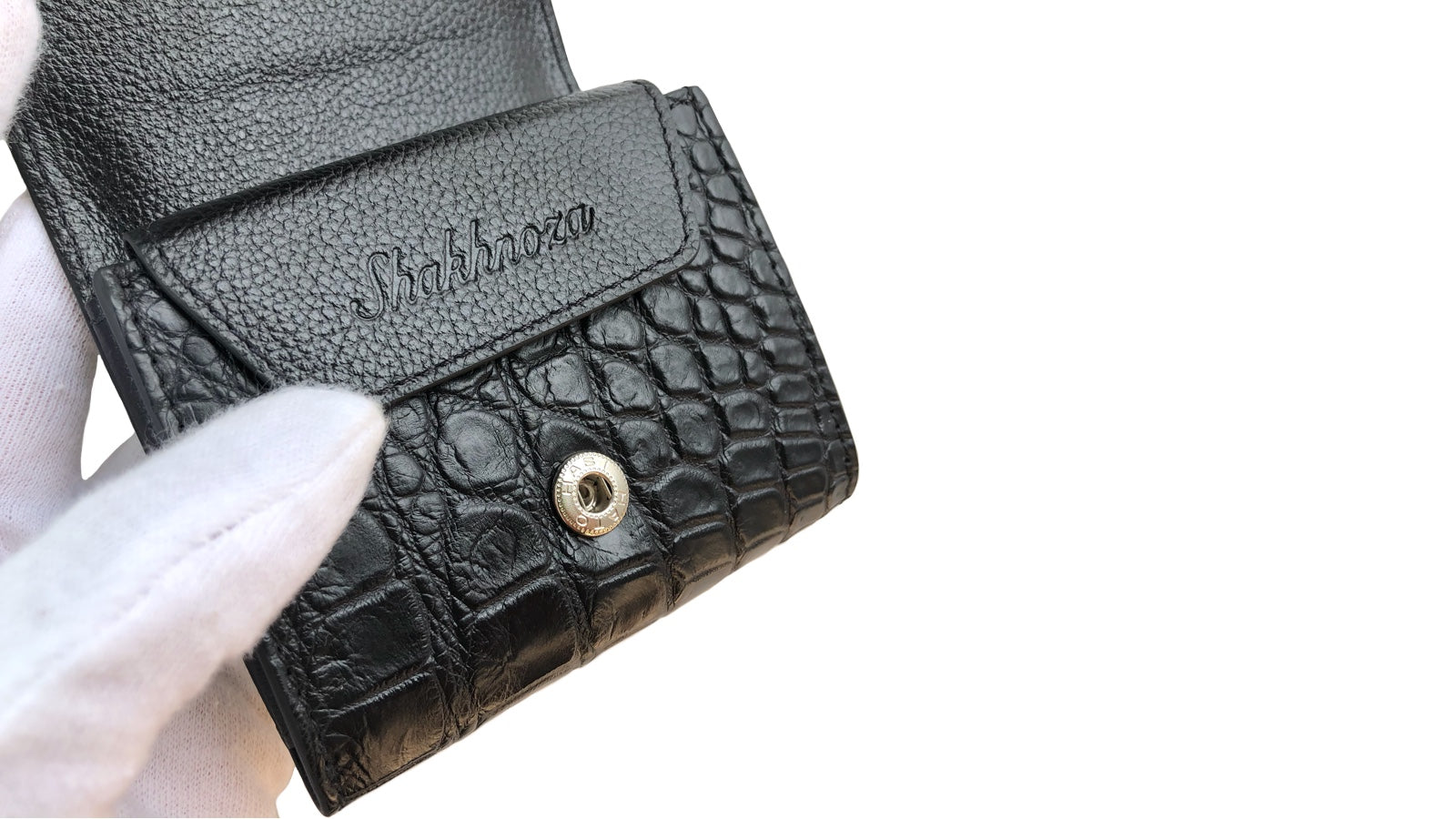 黒色クロコダイル革の二つ折りミニ財布 ロゴ